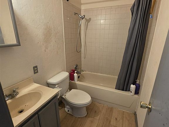 3rd image of 2512 SW B Ave