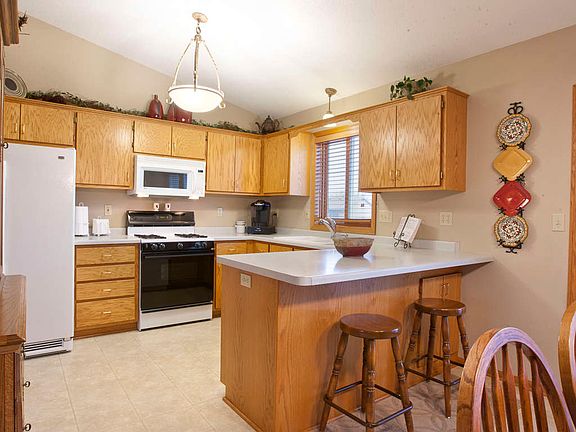 3rd image of 114 17th Street Ct