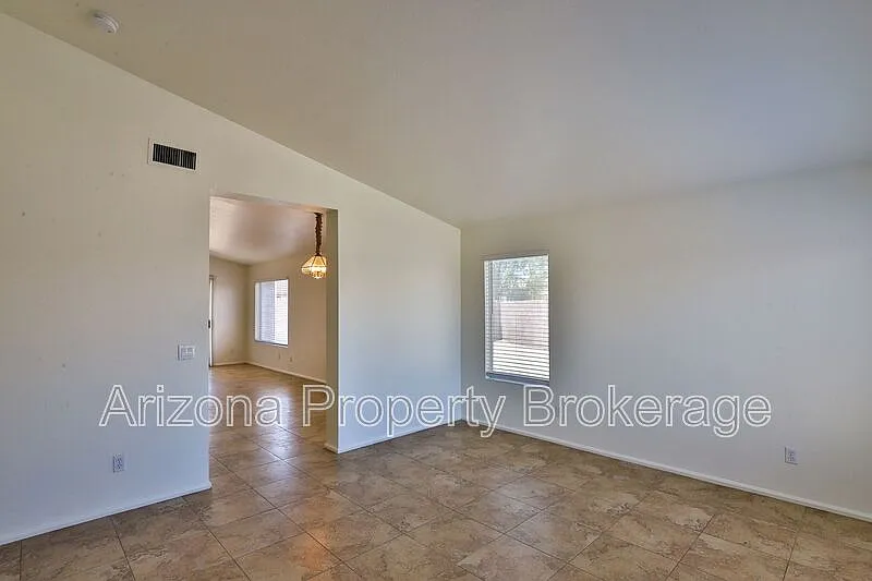 3 bed, 2.0 bath, 1313 sqft, $1,950 — Photo 3