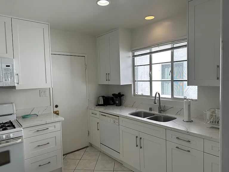225 S Arnaz Dr #B — Photo 9