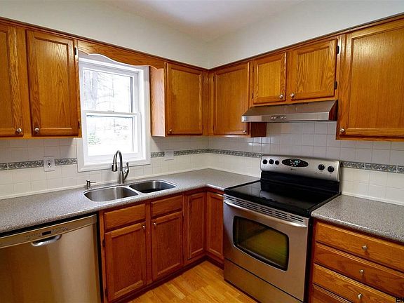 4th image of 19 Baker Dr