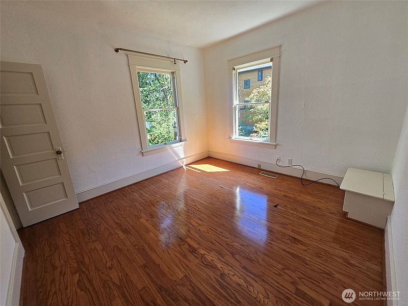 4th image of 3456 23rd Avenue W