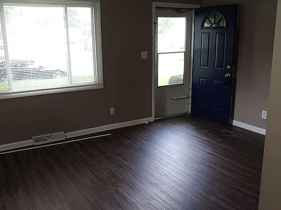 3rd image of 102 W Circle Dr