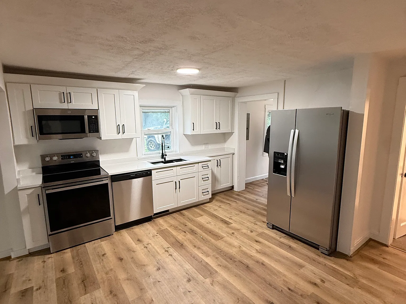 3 bed, 988 sqft, $1,650 — Photo 2