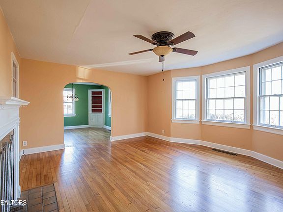 5th image of 2240 Maplewood Dr