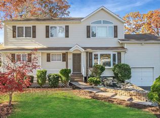 580 Thorn St, North Babylon, NY 11703