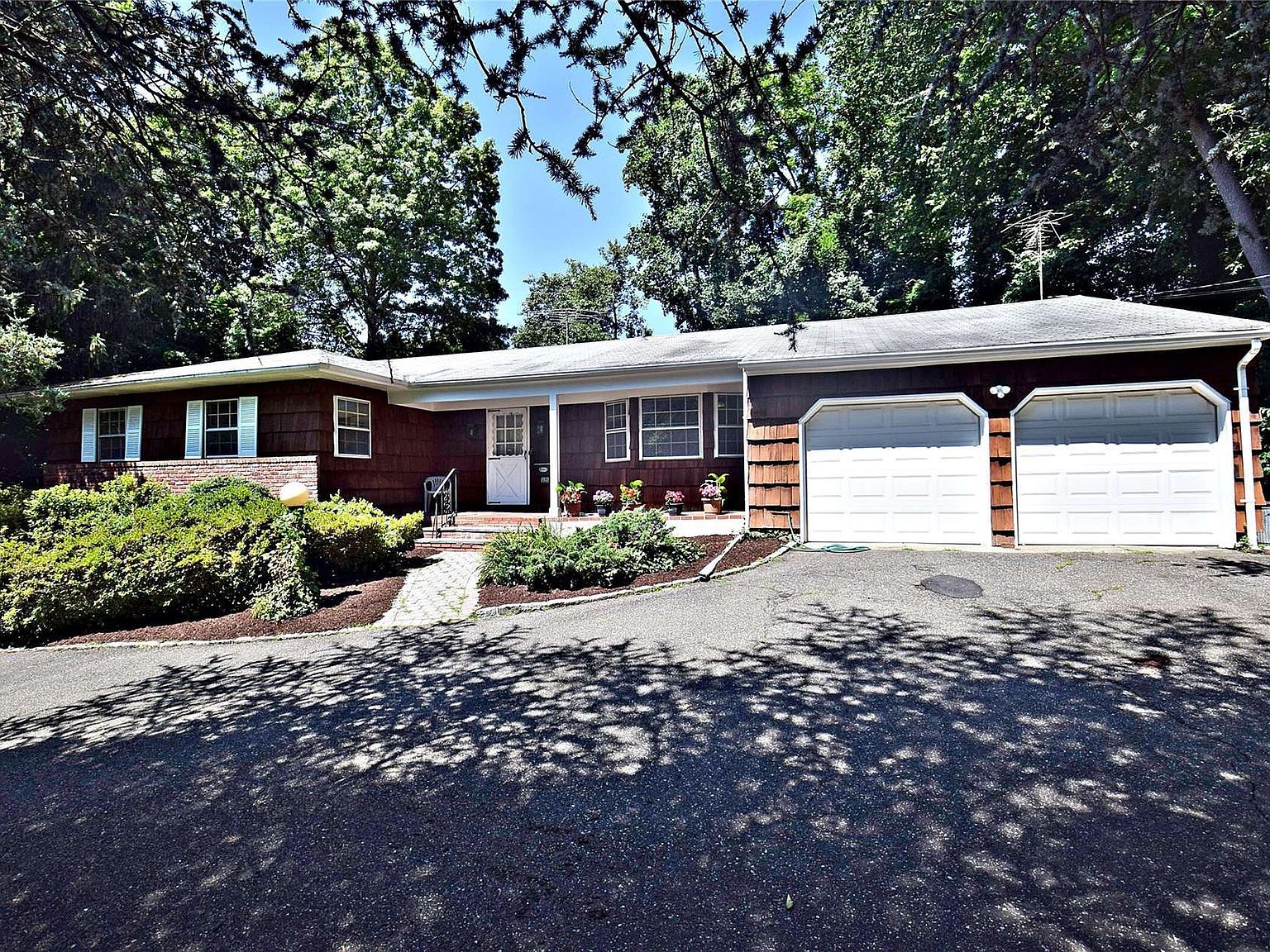 325 Stonytown Road, Manhasset, NY 11030 Zillow