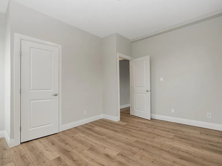 523 Bay St — Photo 14