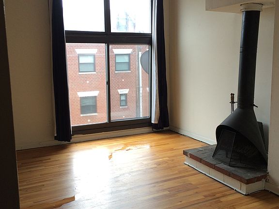 4th image of 929 Lombard St APT 302