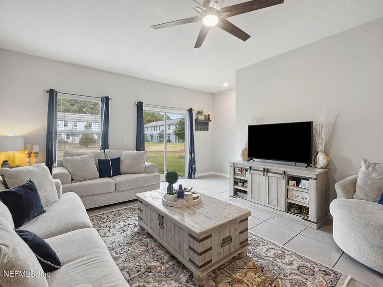 936 Capitol Pkwy — Photo 4