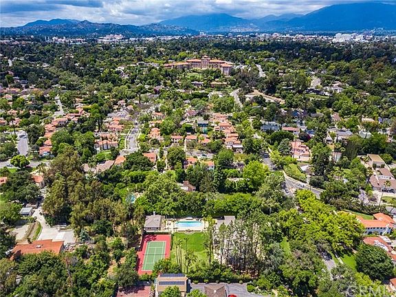 4th image of 2001 S Oak Knoll Ave