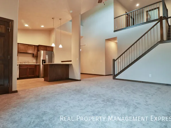 5425 S Seville Pl, Sioux Falls, SD 57108