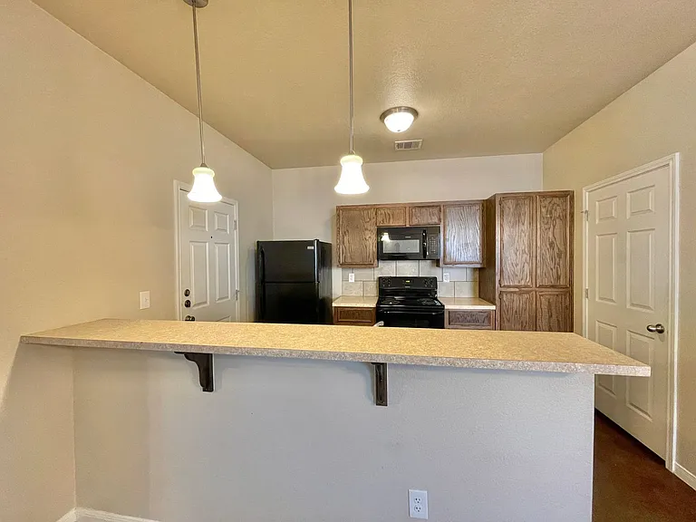 928 Maplewood St — Photo 6