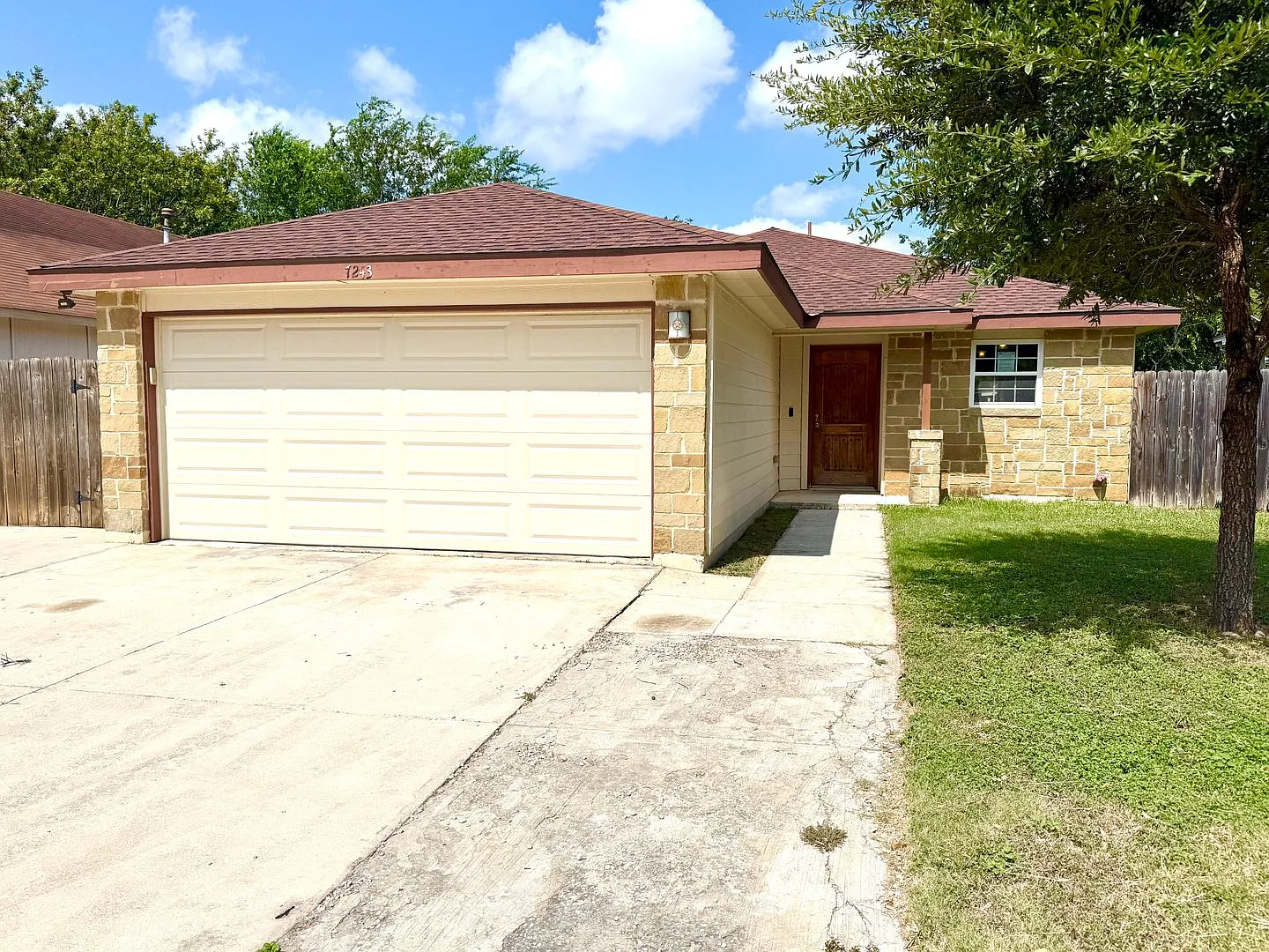 **Move-In Special** Charming 3-Bedroom Home With Fireplace, Garage & Covered Patio! — Photo 1