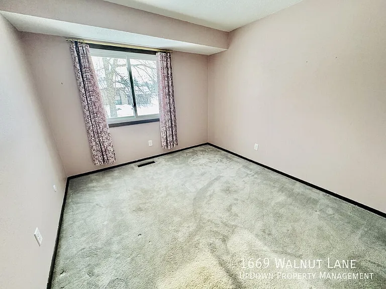 1669 Walnut Ln — Photo 13