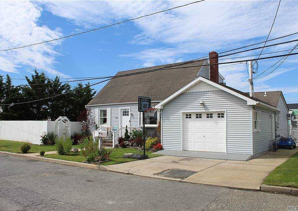 1st image of 2720 Peconic Ave