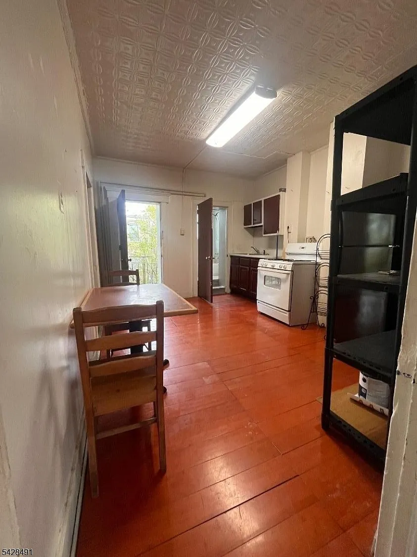 2 bed, 1.0 bath, $2,000 — Photo 2