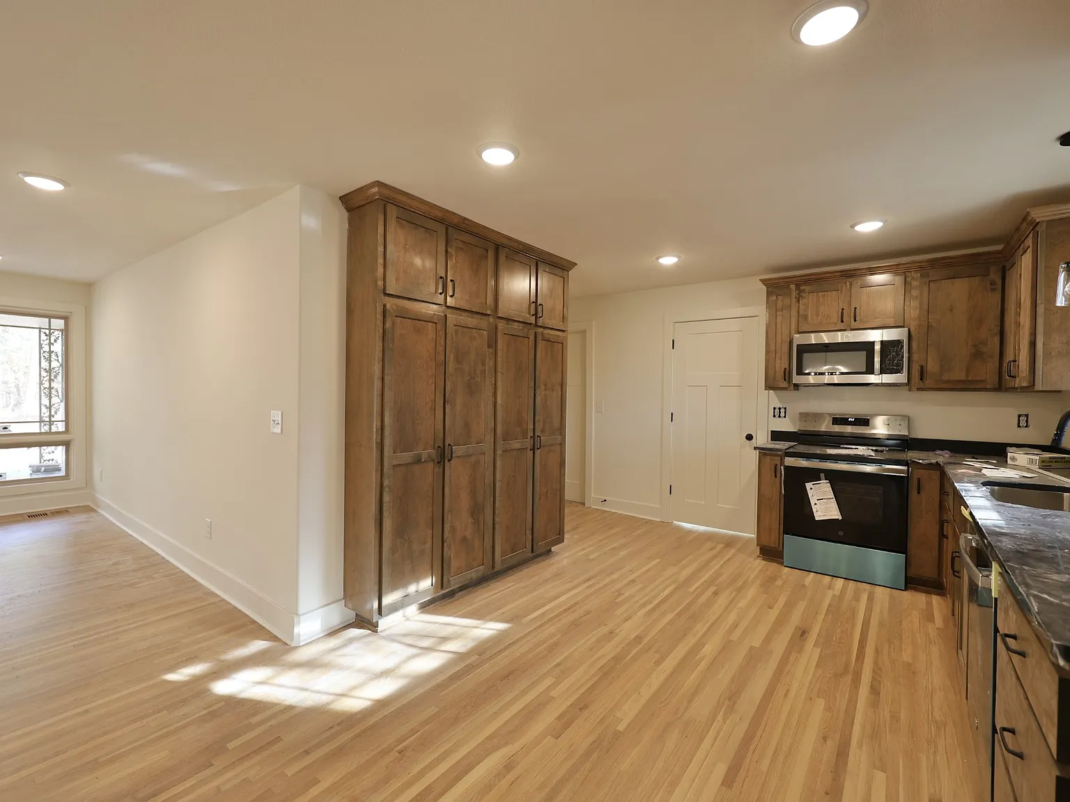 4 bed, 2074 sqft, $2,800 — Photo 3
