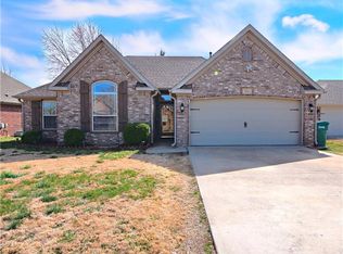 304 E Summerwood Ct, Rogers, AR 72758