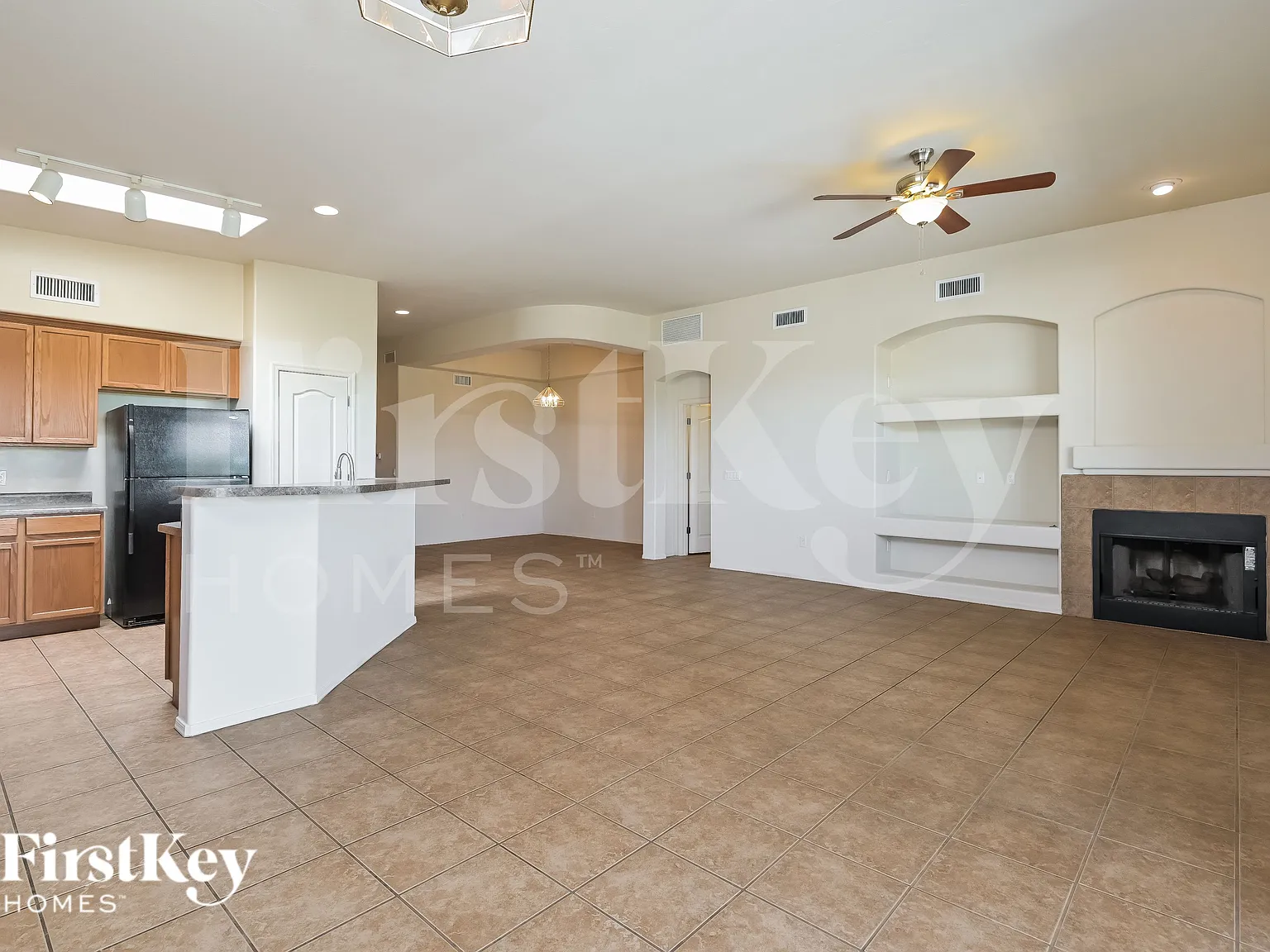 3 bed, 2.0 bath, 1877 sqft, $1,800 — Photo 4
