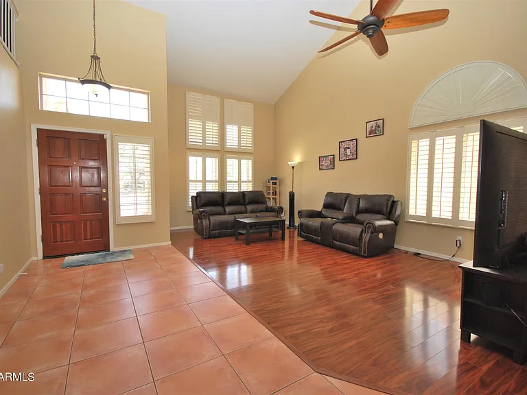 1227 E Glenhaven Dr — Photo 2