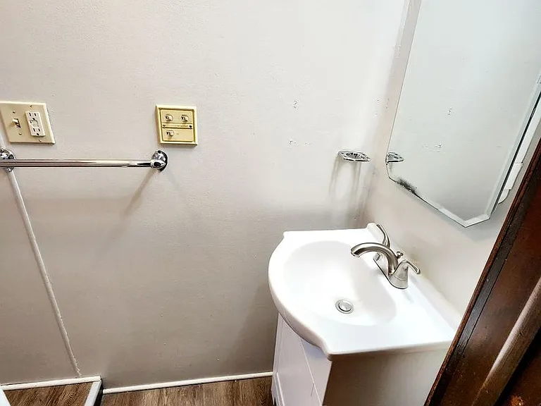 912 Naomi St — Photo 11
