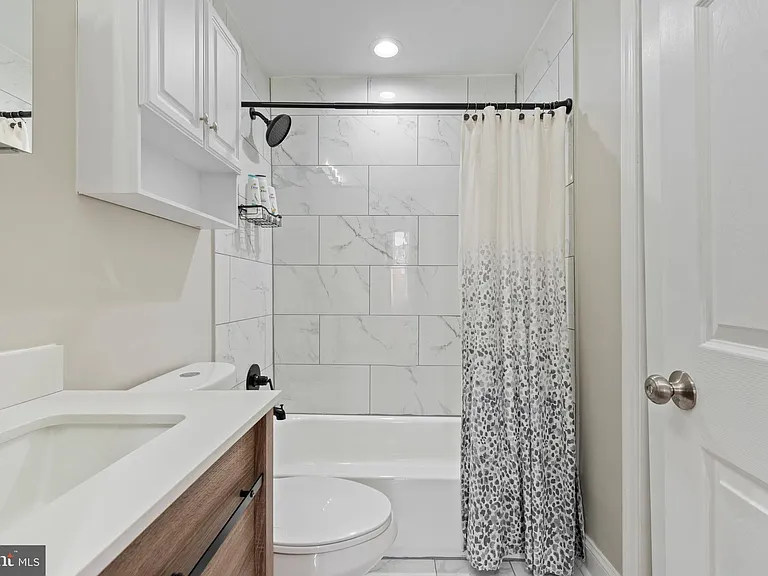 2219 E Chase St — Photo 28