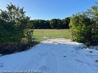 4th image of 725 Bluff Hammock Rd