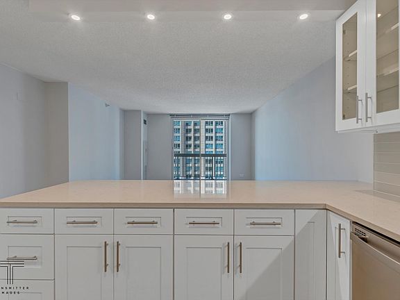 4th image of 545 N Dearborn St APT 2503