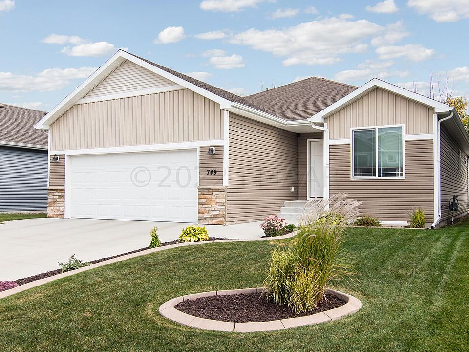1st image of 749 Albert Dr W