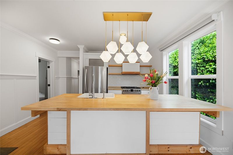 5th image of 145 Park Avenue N