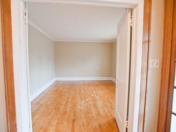 4th image of 3261 N Oakland Ave