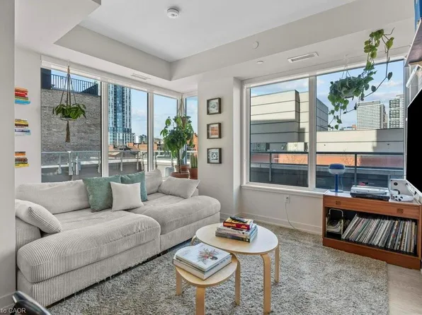 212 King William St #415, Hamilton, ON L8R 1B1