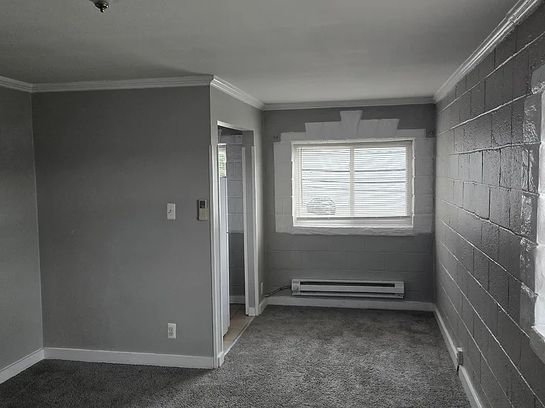147 Webster Ave W — Photo 2