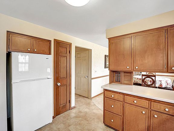 5th image of 313 Custer Ct