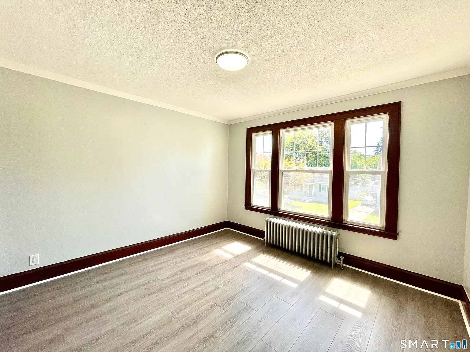 3 bed, 1.0 bath, 1275 sqft, $2,000 — Photo 2