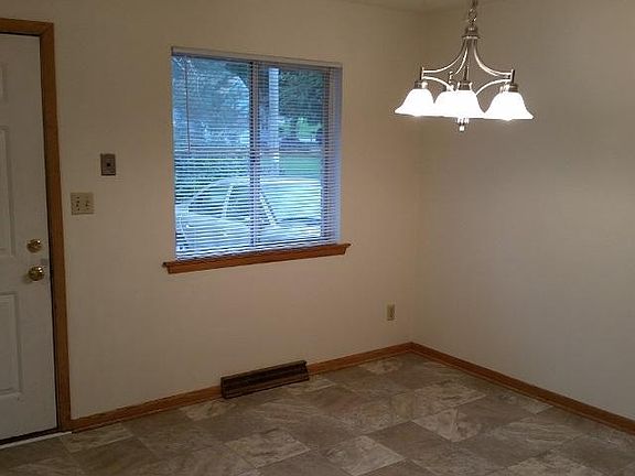 2nd image of 1405 Oconomowoc Ave APT 1