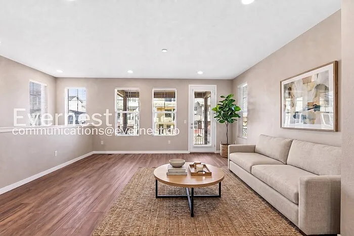 3 bed, 3.5 bath, 2075 sqft, $3,395 — Photo 3
