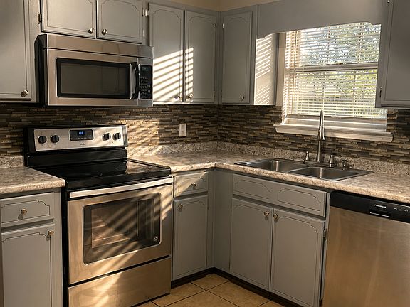 5th image of 1104 Ballard Dr