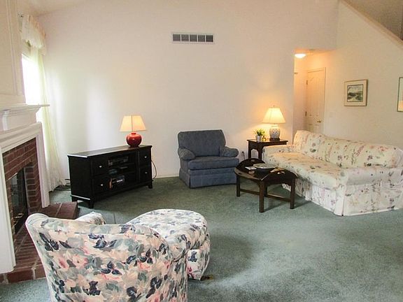 3rd image of 761 Sandlewood Ln