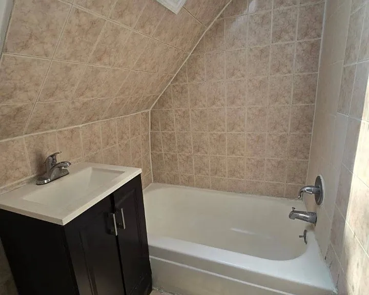 246 Leslie St #3L — Photo 6