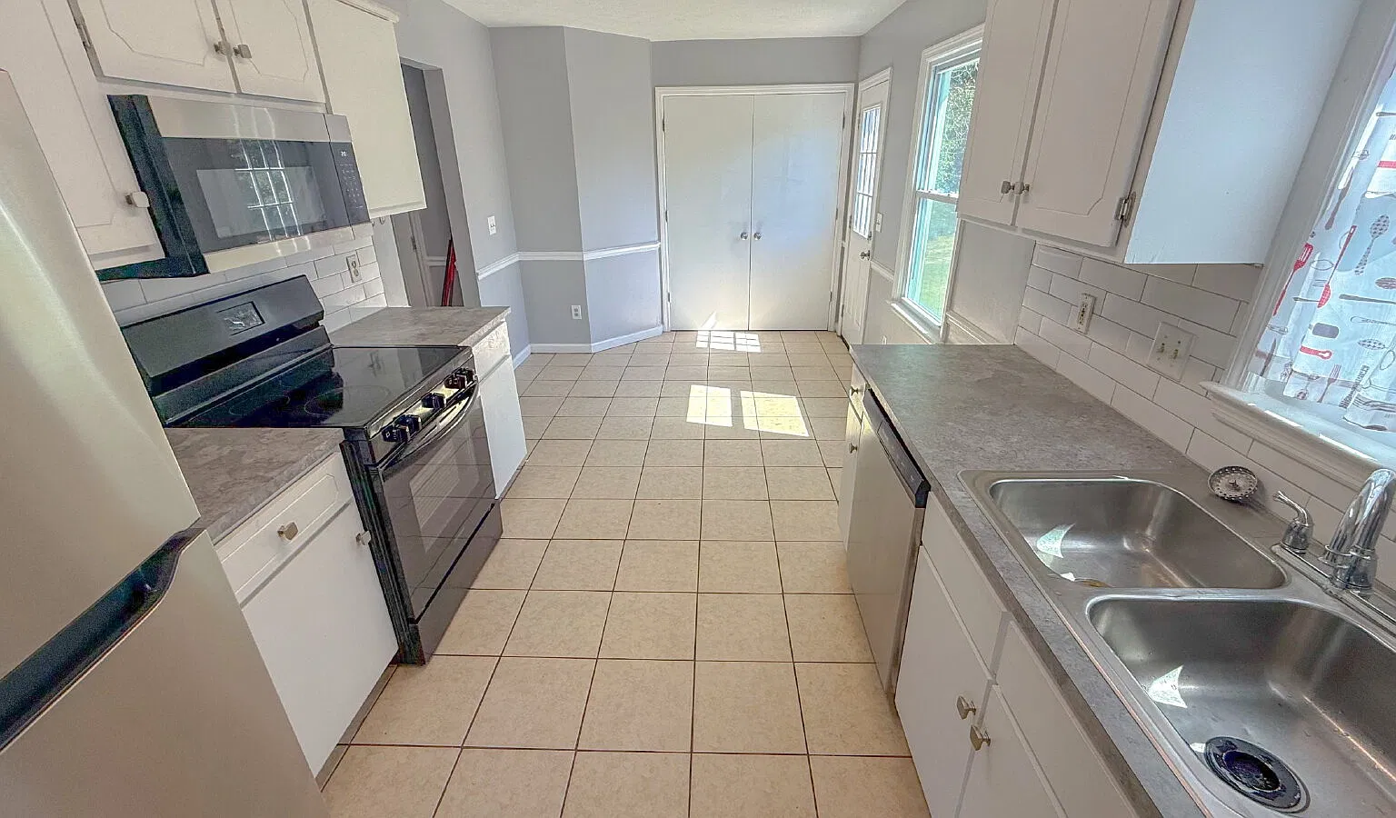 3 bed, 2.0 bath, 1441 sqft, $1,600 — Photo 3