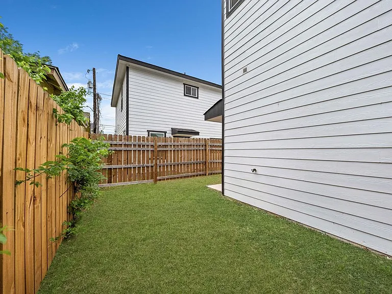 323 Gabriel St #201 — Photo 30