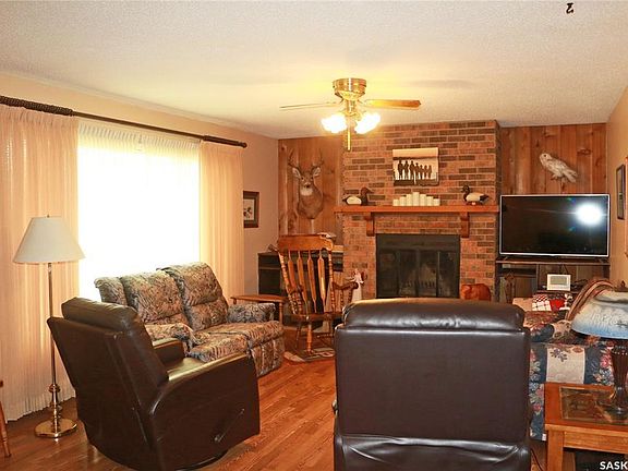 4th image of 32 Howard Cres
