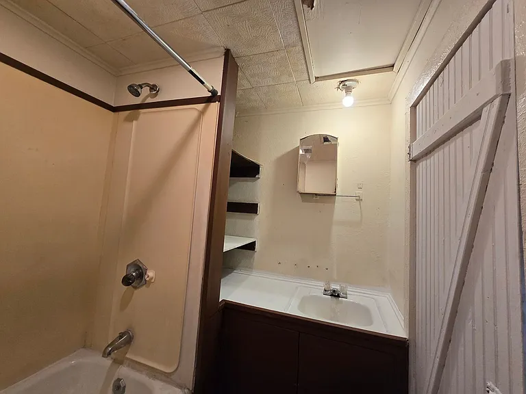 714 N Cottage Grv — Photo 3
