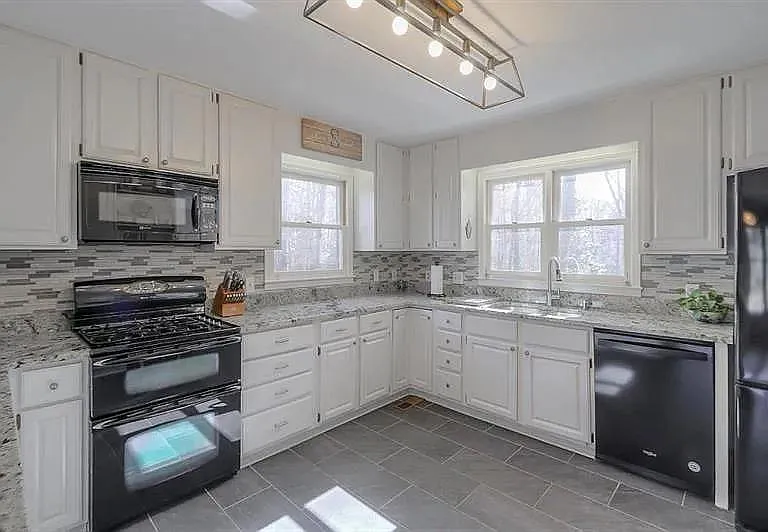 555 Greenland Rd — Photo 6