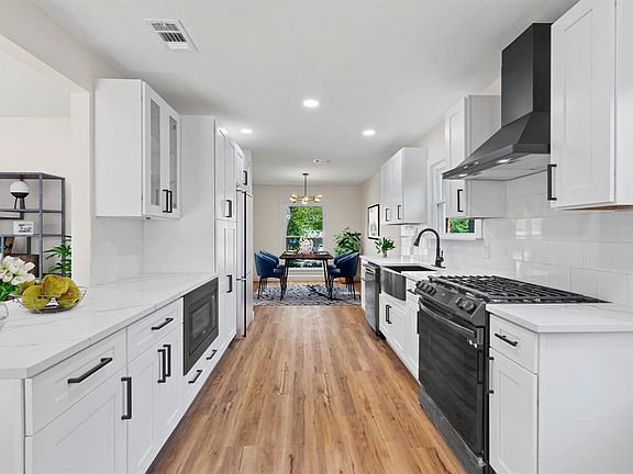 5th image of 709 S Weatherred Dr