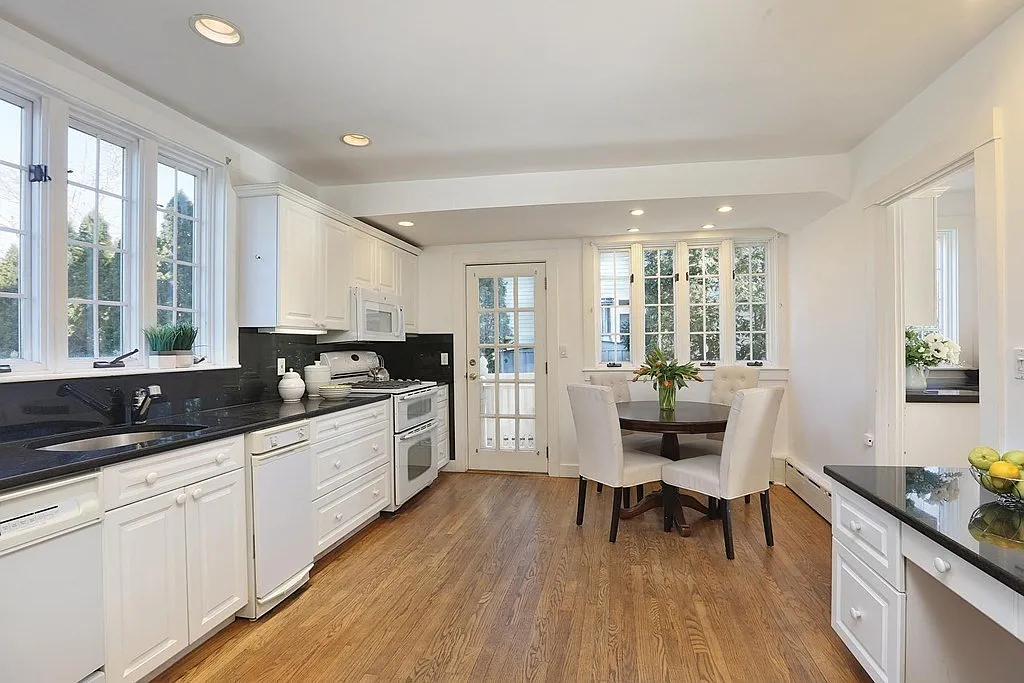 5 bed, 2.5 bath, 2590 sqft, $7,700 — Photo 3