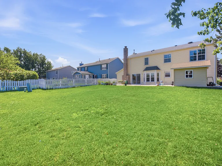 399 Stonewood Cir — Photo 2