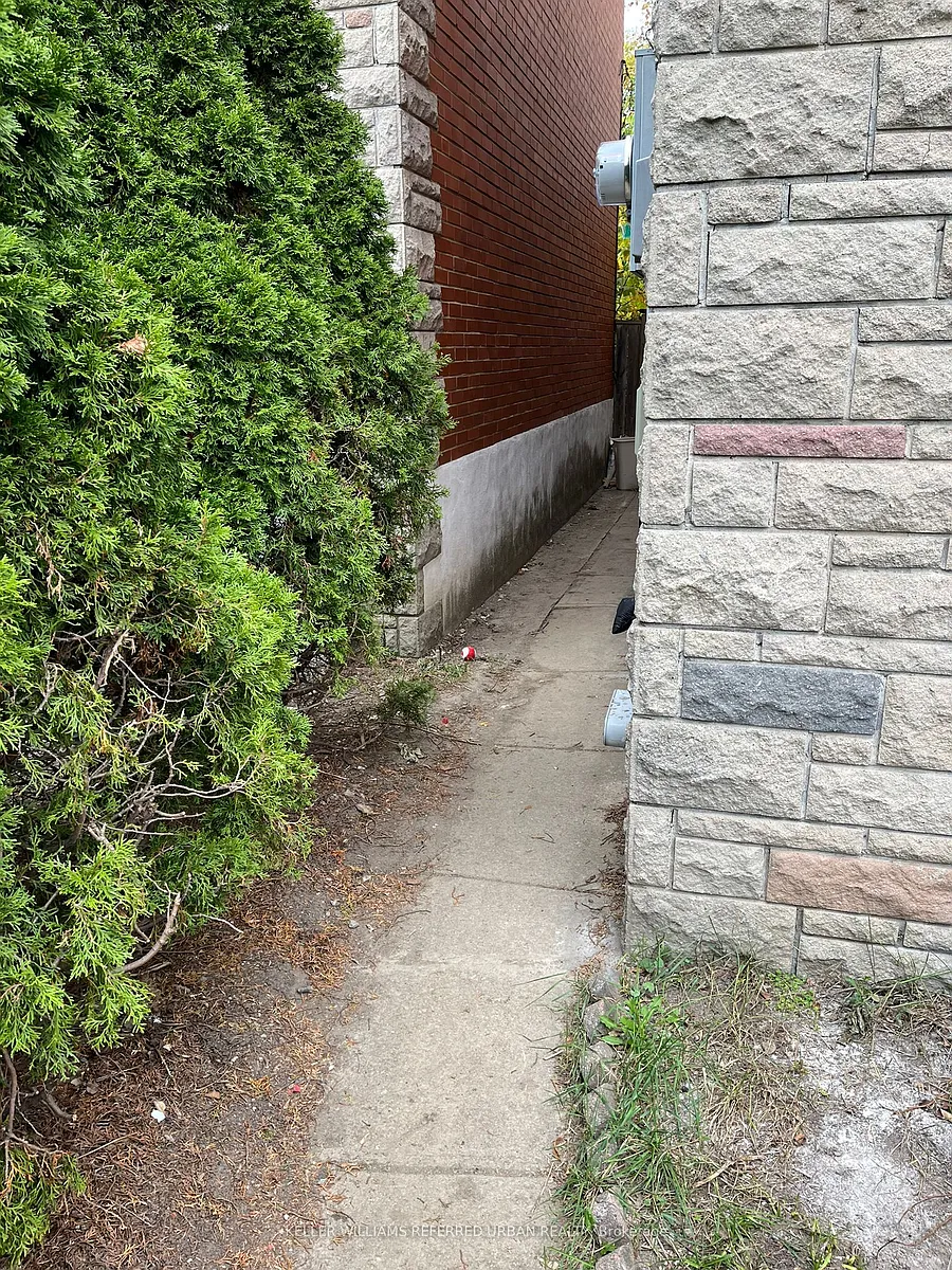 Building Photo - 98 Frontenac Ave #1